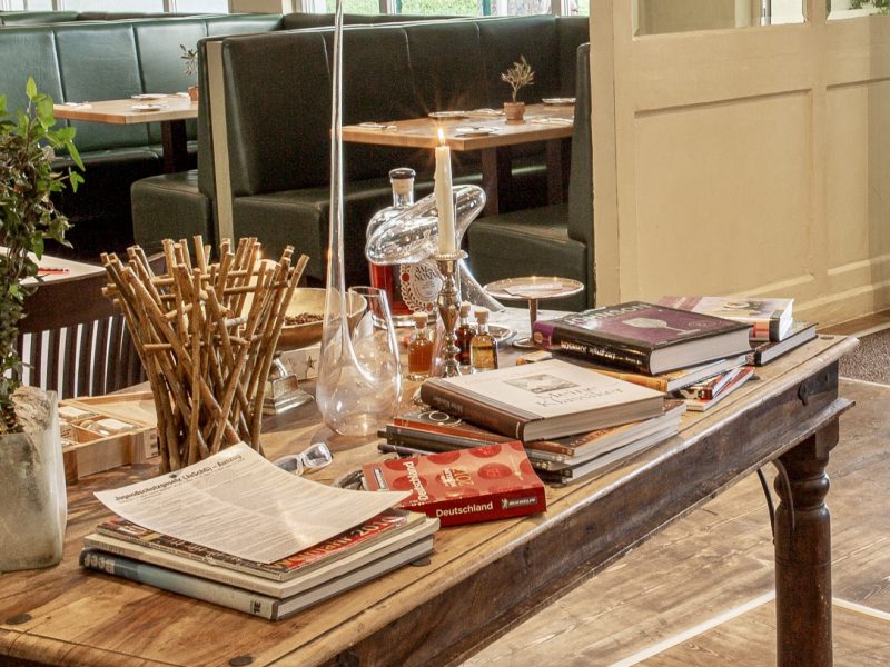Deko Tisch Fachbücher Riedel Dekanter Swan Lesebrillen Im Restaurant Campus in Ludwigsburg