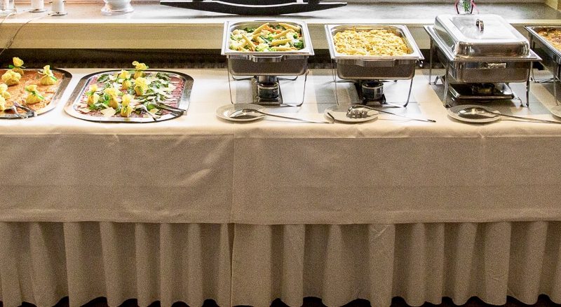 Hochzeitsfeier Buffet Antipasti Gemüse Tomaten mit Mozzarella gebeizter Lachs Carpaccio vom Rind Parmesan Rucola Kaisergemüse handgeschabte Spätzle Moussaka Kalbsbraten Im Restaurant Campus in Ludwigsburg