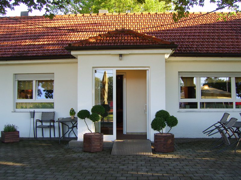 Eingang zum Restaurant von der Terrasse Campus Ludwigsburg